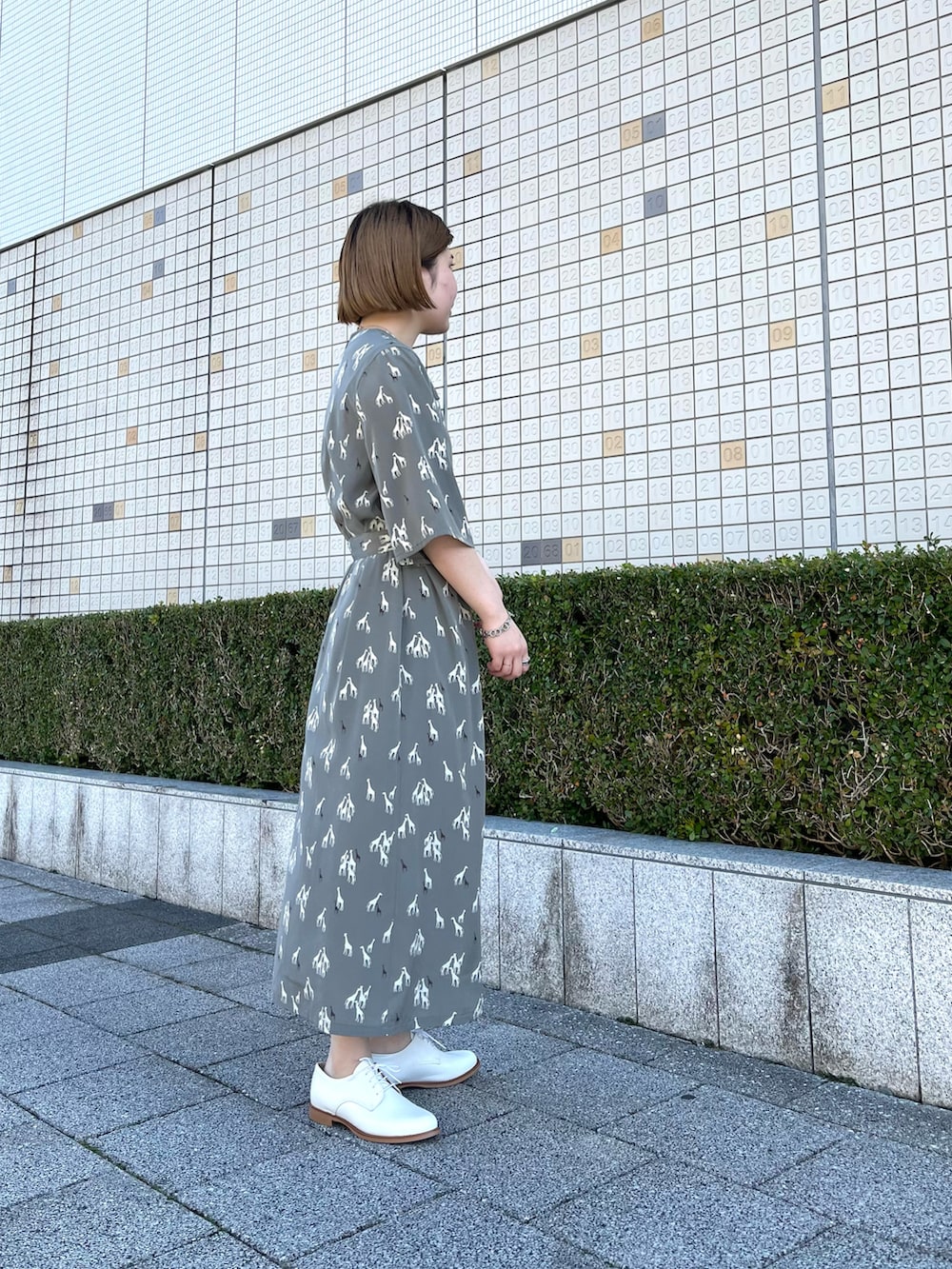 「春、カジュアルコーデ、大人かわいい、おでかけコーデ、きれいめカジュアル、ラクチンコーデ、春コーデ、レイヤード、ワンピース、スウェット、着回しコーデ」｜「NOMBRE IMPAIRのフロントZIP裏毛　WOOD STOCK　P/O（スウェット、ブラウン系）」を使った、kunisada.さん（レディース・160cm）の冬コーディネートの2枚目の写真