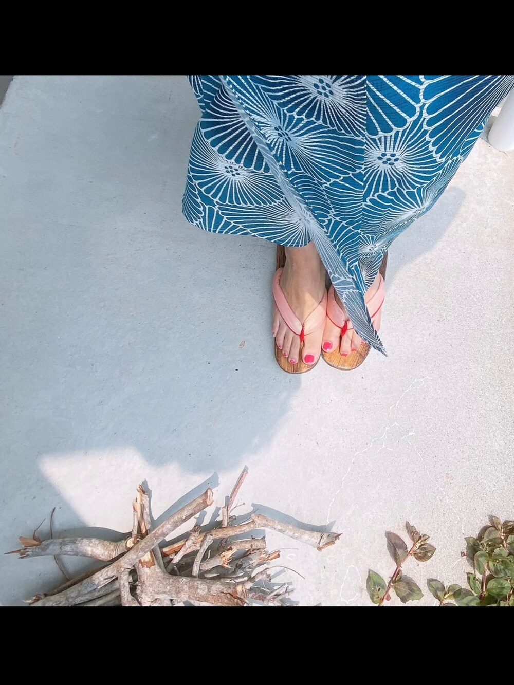ブルー系の浴衣を着用したレディースの夏コーディネートの2枚目の写真