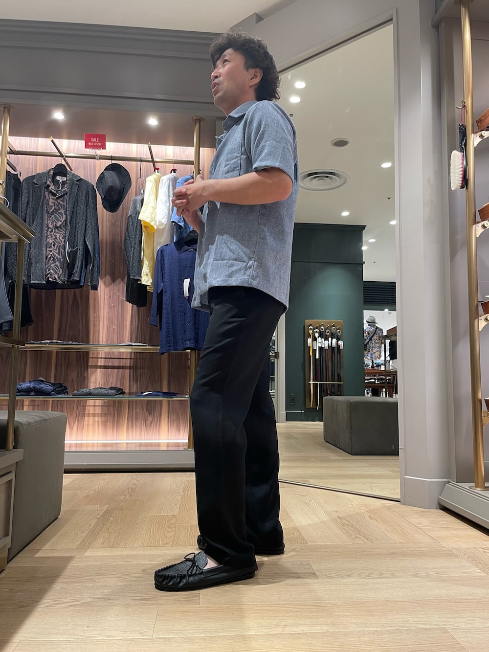 ブルー系のシャツ/ブラウス、ブラック系のその他パンツ、ブラック系のモカシン/デッキシューズを着用したメンズの夏コーディネートの3枚目の写真