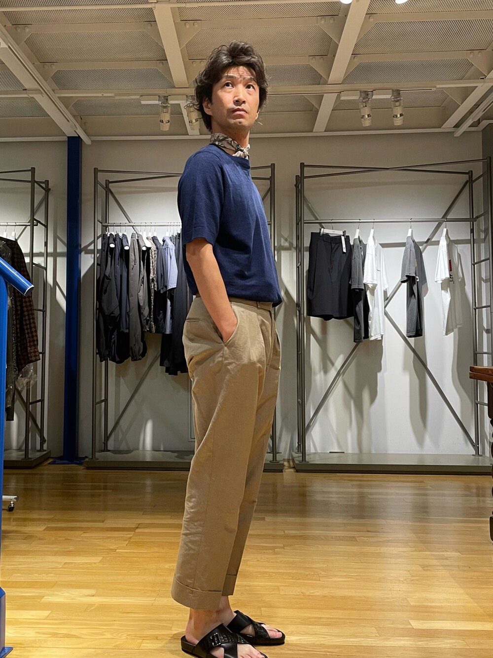 ベージュ系のその他パンツ、ブラック系のサンダルを着用したメンズの春コーディネートの2枚目の写真