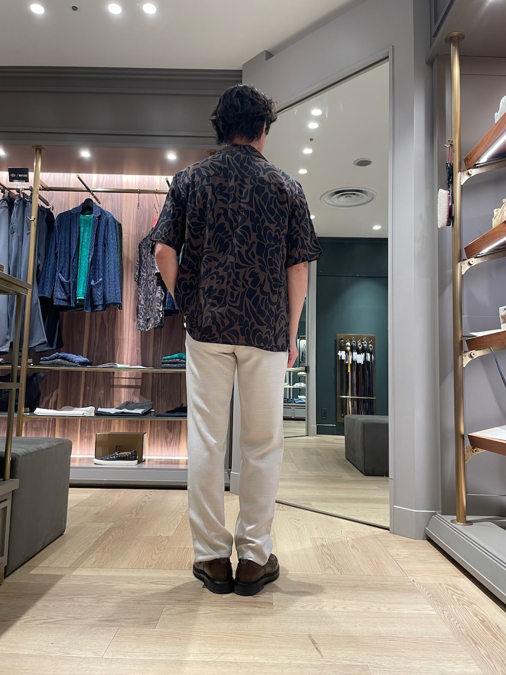 ブラウン系のシャツ/ブラウス、グレー系のTシャツ/カットソー、グレー系のその他パンツを着用したメンズの夏コーディネートの3枚目の写真