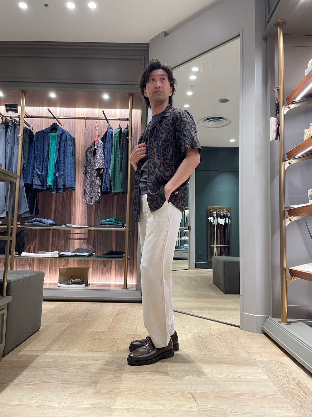 ブラウン系のシャツ/ブラウス、グレー系のTシャツ/カットソー、グレー系のその他パンツを着用したメンズの夏コーディネートの2枚目の写真
