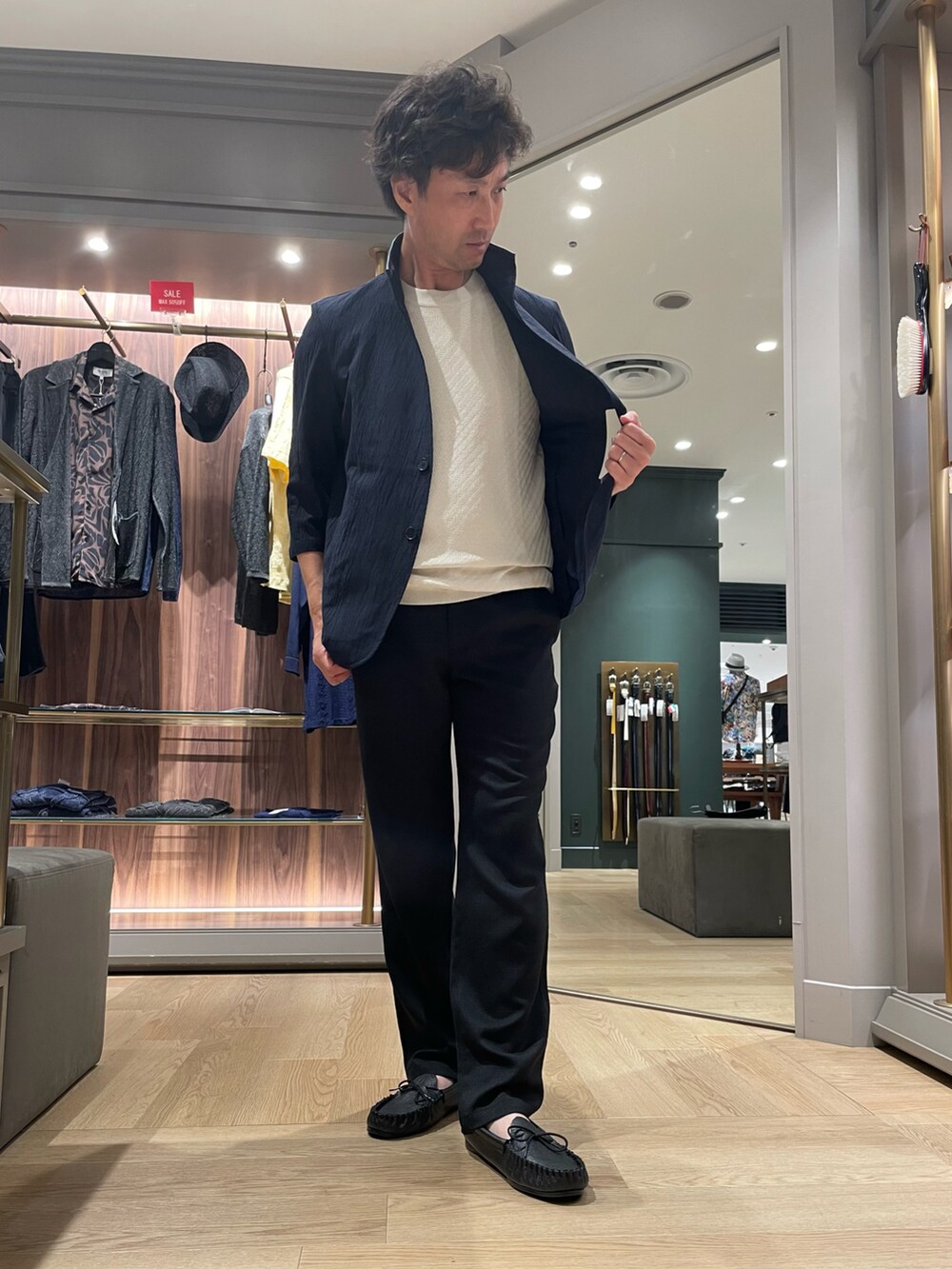 ブルー系のカーディガン/ボレロ、ブラック系のその他パンツ、ブラック系のモカシン/デッキシューズを着用したメンズの夏コーディネートの4枚目の写真