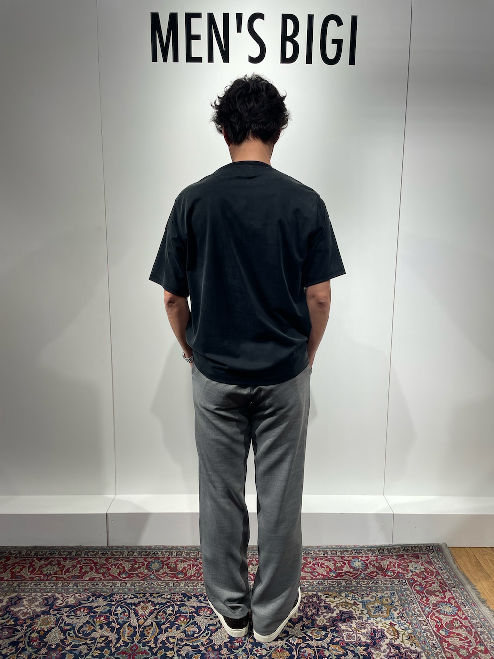 ブラック系のTシャツ/カットソー、グレー系のその他パンツ、ブラウン系のスリッポンを着用したメンズの春コーディネートの4枚目の写真