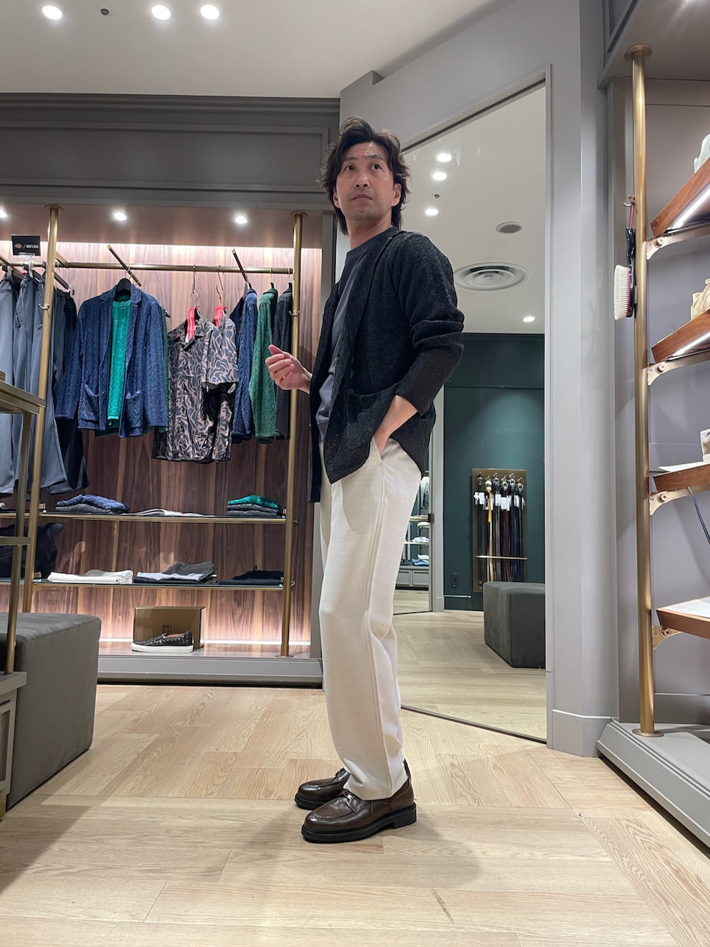 ブルー系のカーディガン/ボレロ、グレー系のTシャツ/カットソー、ブラウン系のドレスシューズを着用したメンズの春コーディネートの2枚目の写真