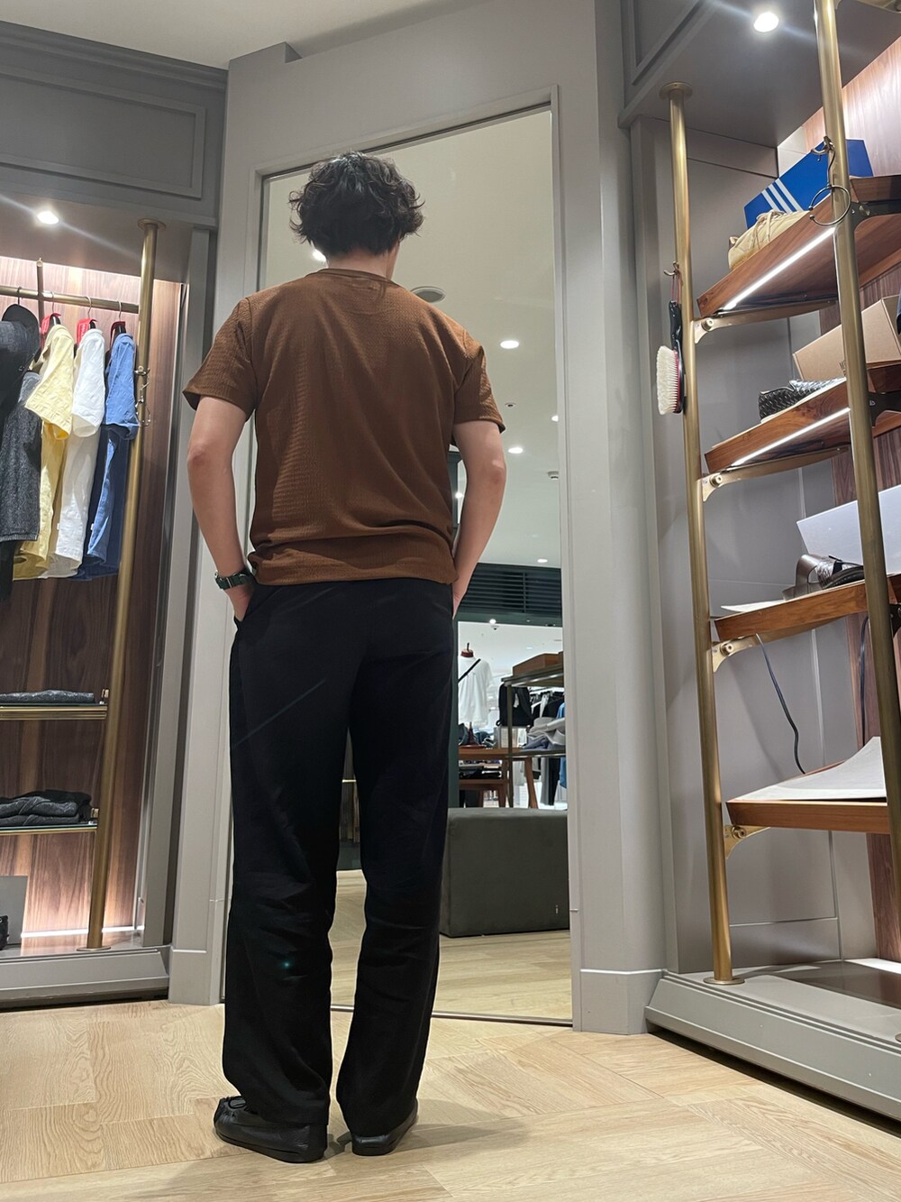 ブラウン系のTシャツ/カットソー、ブラック系のその他パンツ、ブラック系のモカシン/デッキシューズを着用したメンズの夏コーディネートの3枚目の写真