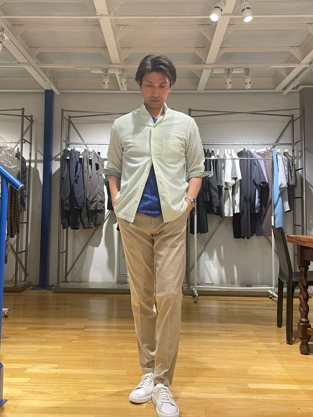 グリーン系のシャツ/ブラウス、グリーン系のその他パンツ、ホワイト系のスニーカーを着用したメンズの春コーディネートの2枚目の写真