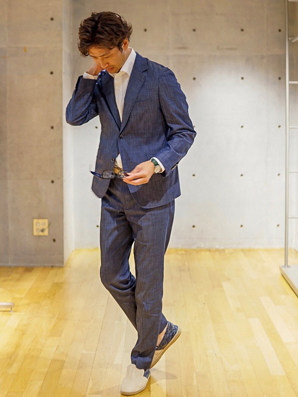 「オトナカジュアル、大人カジュアル、シンプルスタイル、デニム」｜「MEN'S BIGIのデニム調シャンブレーストレッチパンツ　fabric made in japan（その他パンツ、ブルー系）」を使った、2ndbmさん（メンズ・174cm）の夏コーディネートの2枚目の写真