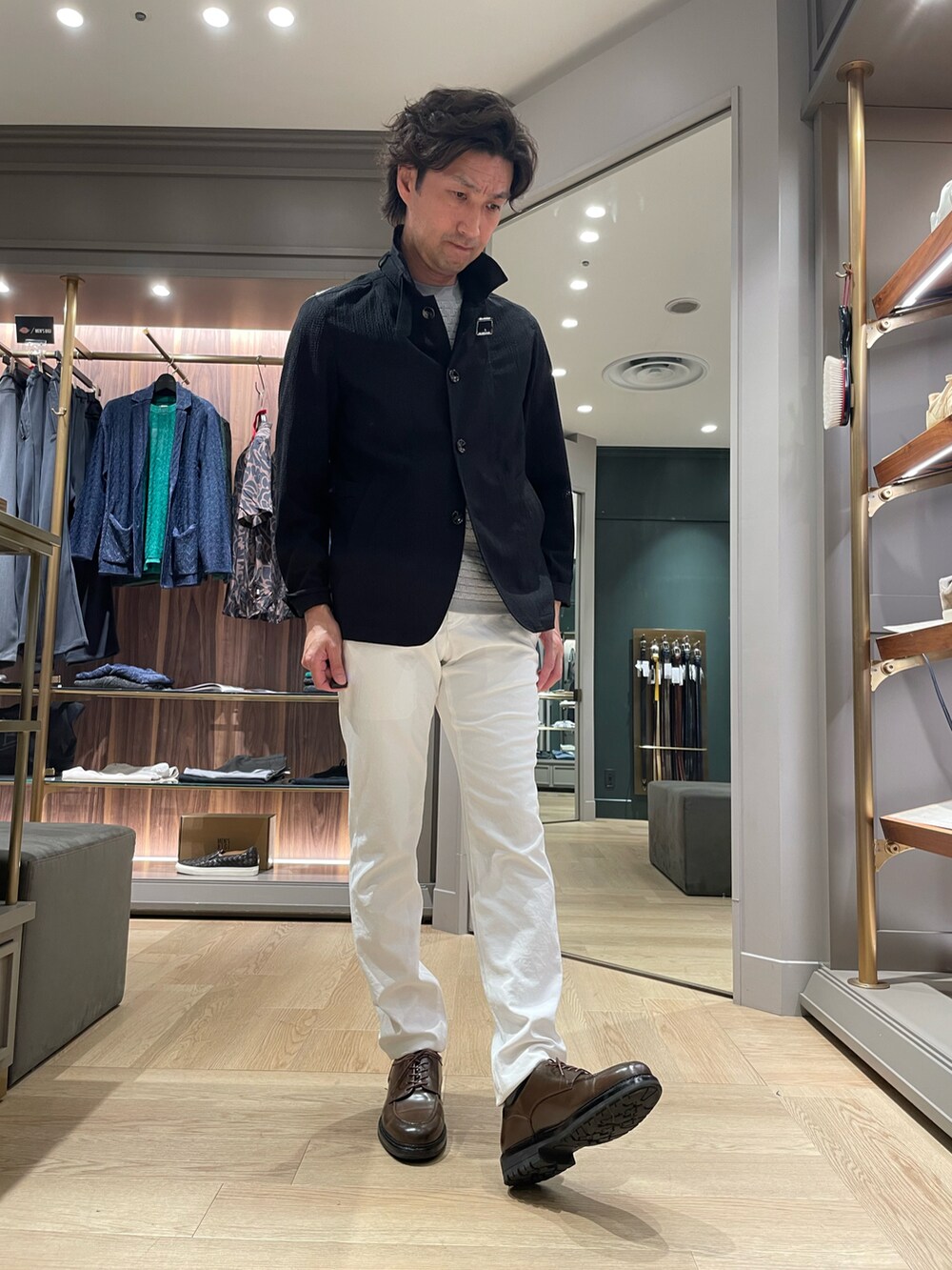 ホワイト系のその他パンツ、ブラウン系のドレスシューズ、ブラック系のブルゾンを着用したメンズの春コーディネートの3枚目の写真