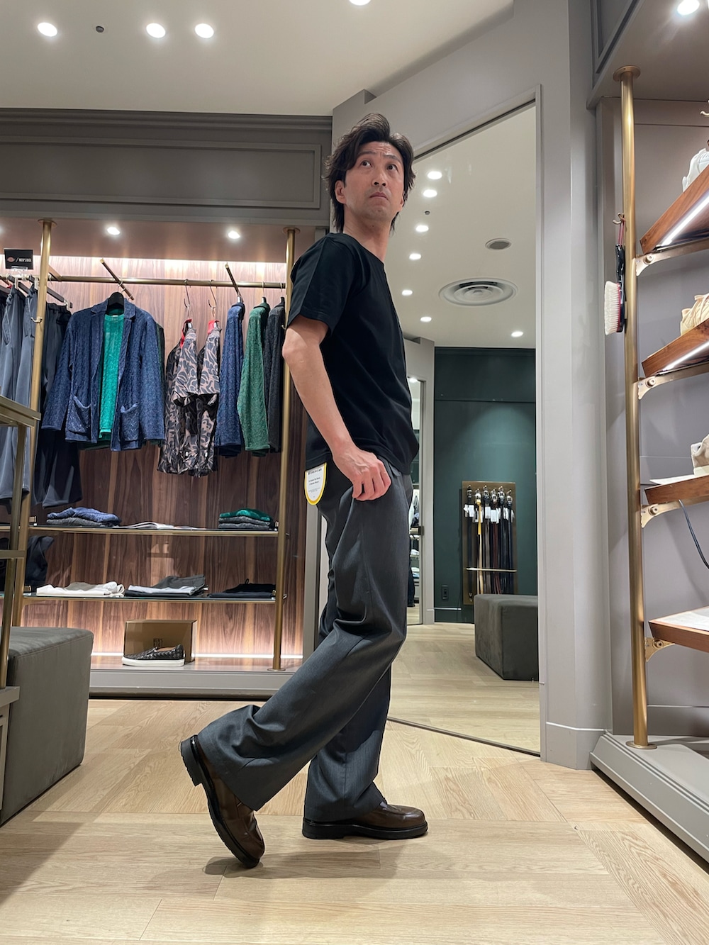 ホワイト系のTシャツ/カットソー、ブラック系のその他パンツ、ブラウン系のドレスシューズを着用したメンズの夏コーディネートの3枚目の写真