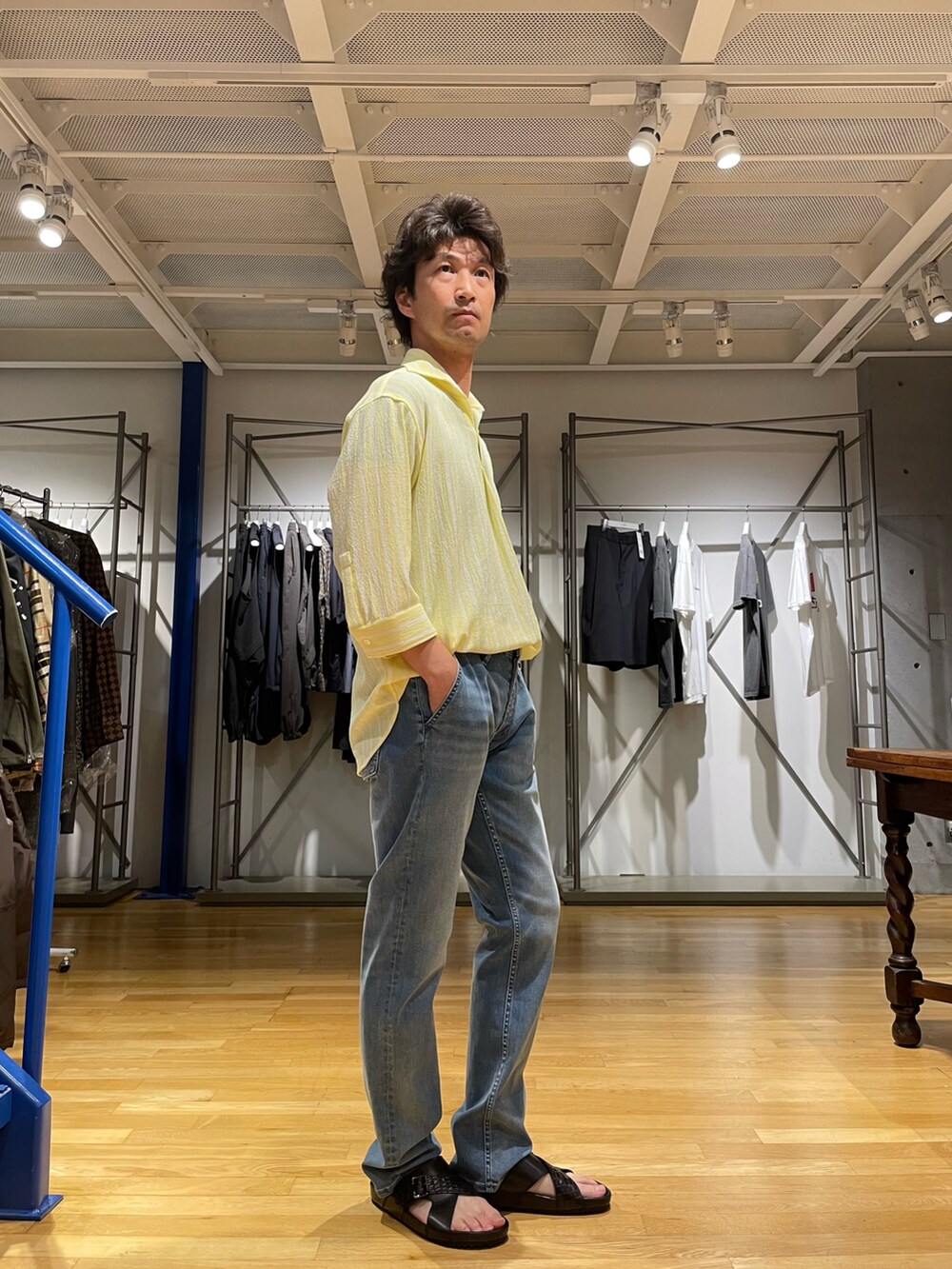 イエロー系のシャツ/ブラウス、ブルー系のデニムパンツ、ブラック系のサンダルを着用したメンズの夏コーディネートの2枚目の写真