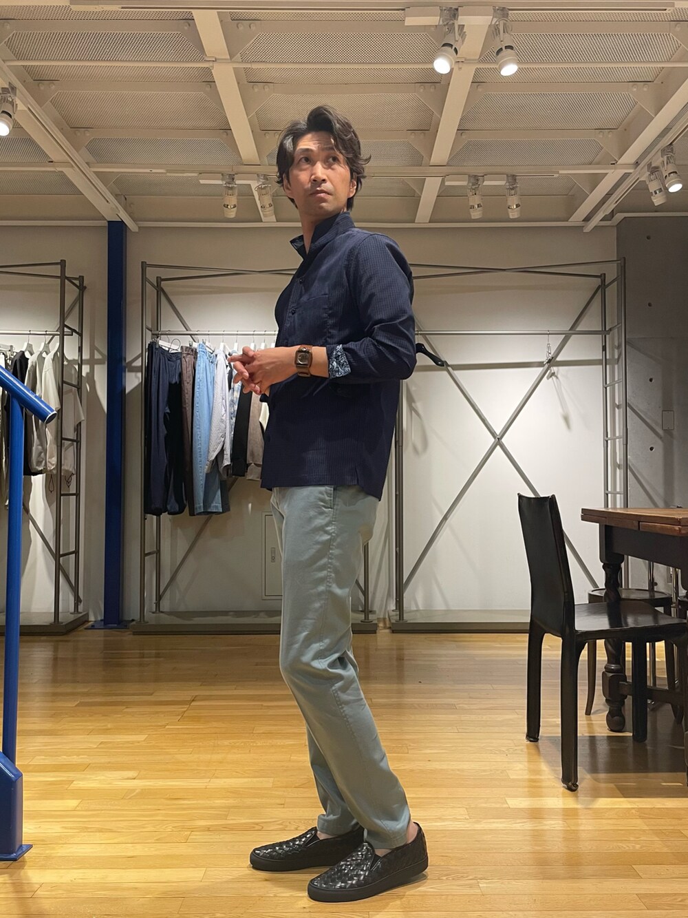 ブルー系のシャツ/ブラウス、グリーン系のその他パンツ、ブラック系のスニーカーを着用したメンズの春コーディネートの2枚目の写真