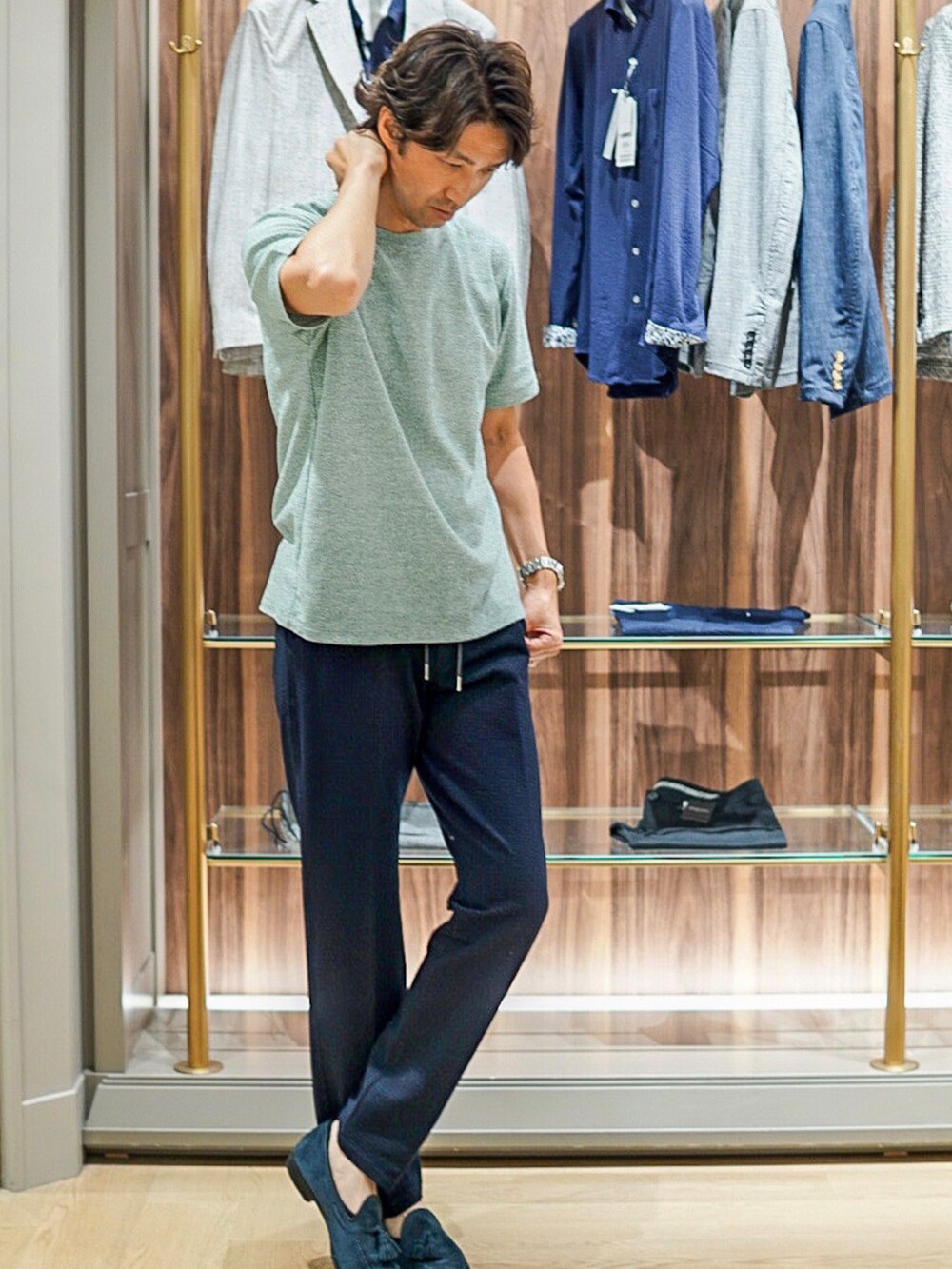 ブルー系のその他パンツ、グリーン系のTシャツ/カットソーを着用したメンズの夏コーディネートの2枚目の写真