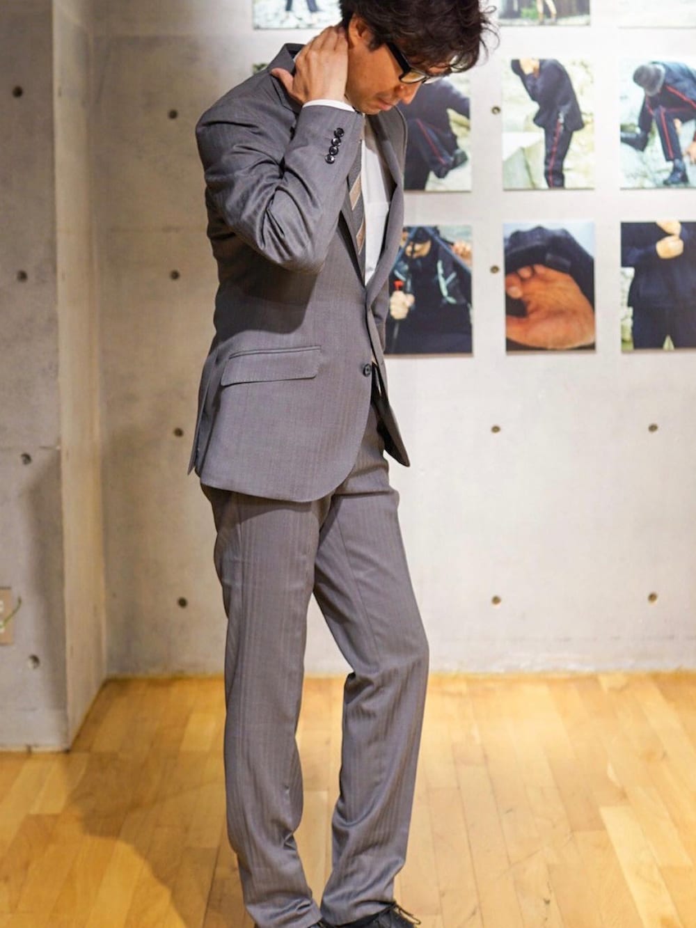 グレー系のセットアップ、グレー系のネクタイ、ブラック系のドレスシューズを着用したメンズの夏コーディネートの2枚目の写真