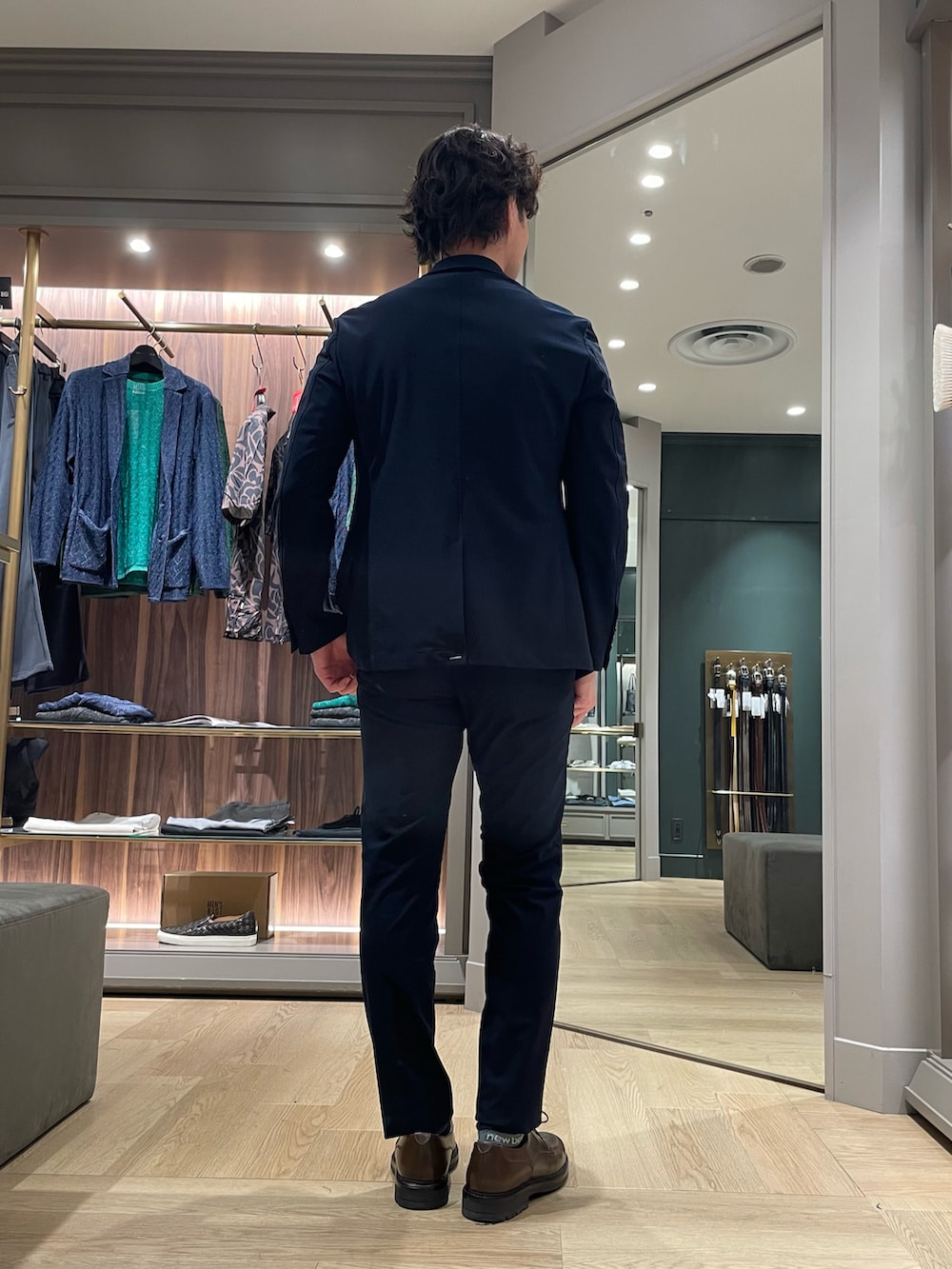 ブラウン系のドレスシューズ、ブルー系のテーラードジャケット、ブルー系のその他パンツを着用したメンズの春コーディネートの4枚目の写真