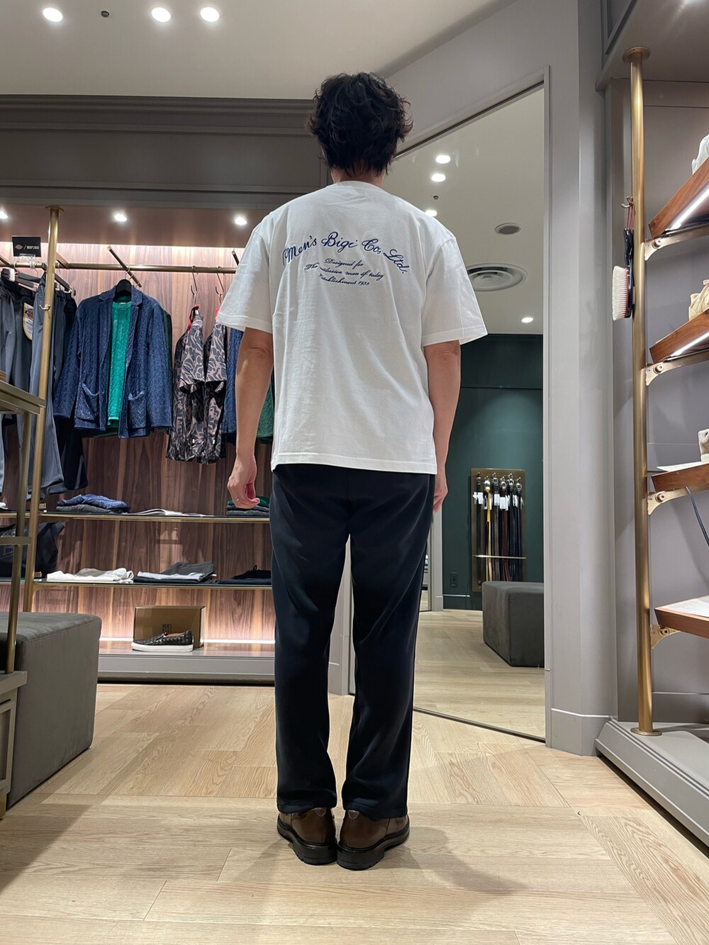 ホワイト系のTシャツ/カットソー、ブラック系のスウェットパンツ、ブラウン系のドレスシューズを着用したメンズの春コーディネートの4枚目の写真