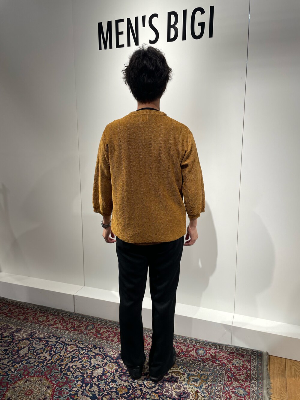 ブラック系のその他パンツ、イエロー系のニット/セーター、ブラック系のモカシン/デッキシューズを着用したメンズの春コーディネートの4枚目の写真