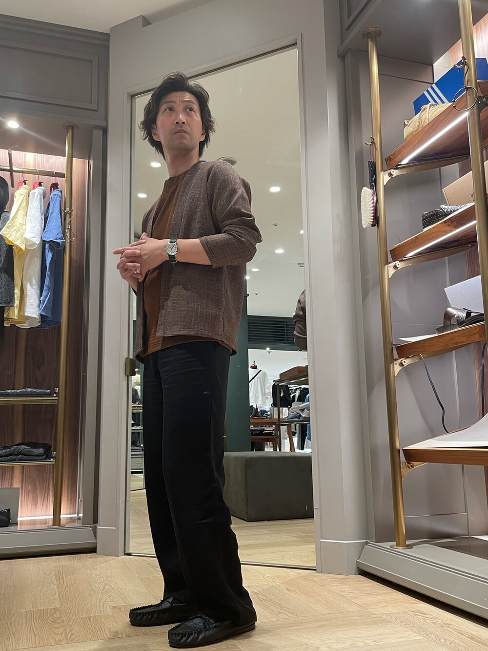 ブラウン系のカーディガン/ボレロ、ブルー系のその他パンツ、ブラック系のモカシン/デッキシューズを着用したメンズの夏コーディネートの2枚目の写真