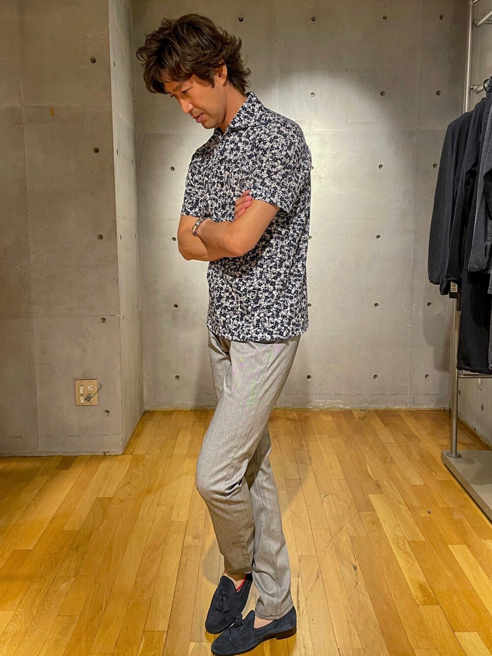 グレー系のその他パンツ、ブルー系のポロシャツを着用したメンズの夏コーディネートの2枚目の写真