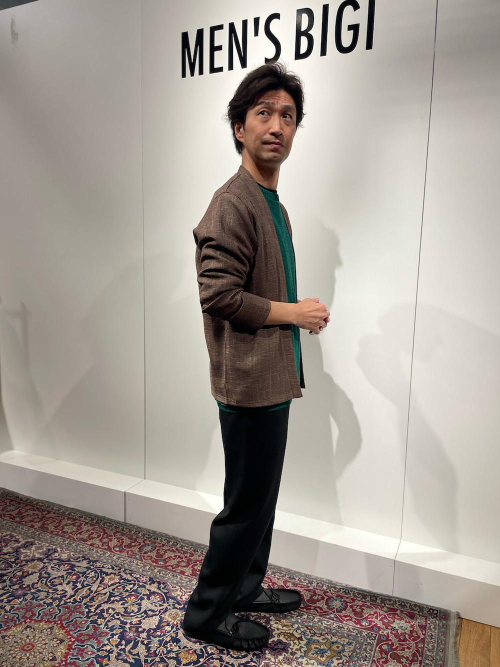 ブラック系のその他パンツ、ブラック系のモカシン/デッキシューズ、ブラウン系のカーディガン/ボレロを着用したメンズの春コーディネートの3枚目の写真