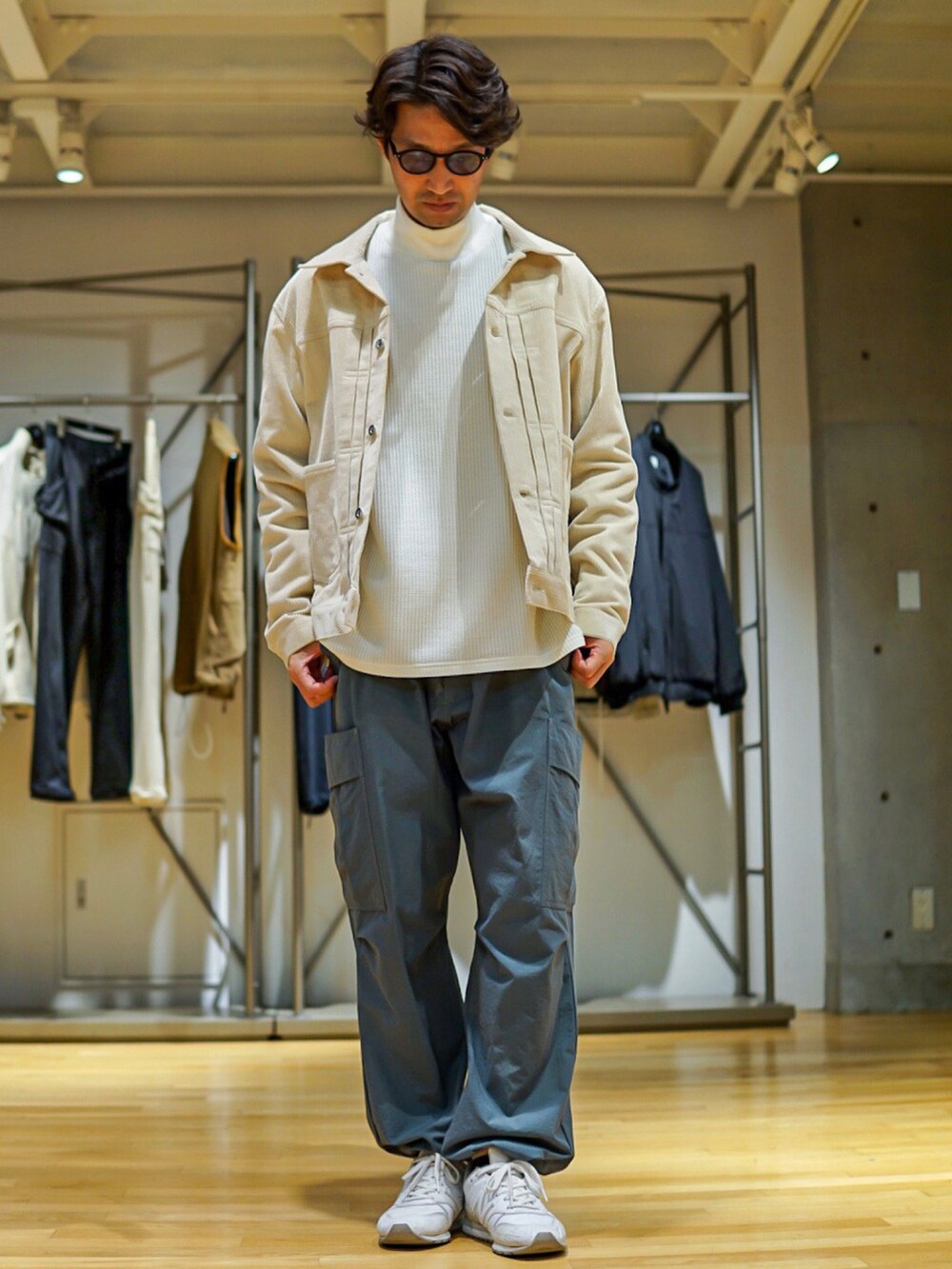 グレー系のジャケット/アウター、グリーン系のパンツを着用したメンズの秋コーディネートの2枚目の写真