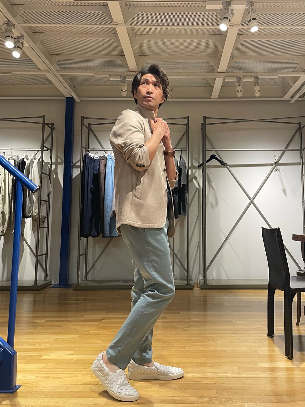 ベージュ系のテーラードジャケット、ホワイト系のスニーカー、グレー系のTシャツ/カットソーを着用したメンズの春コーディネートの2枚目の写真