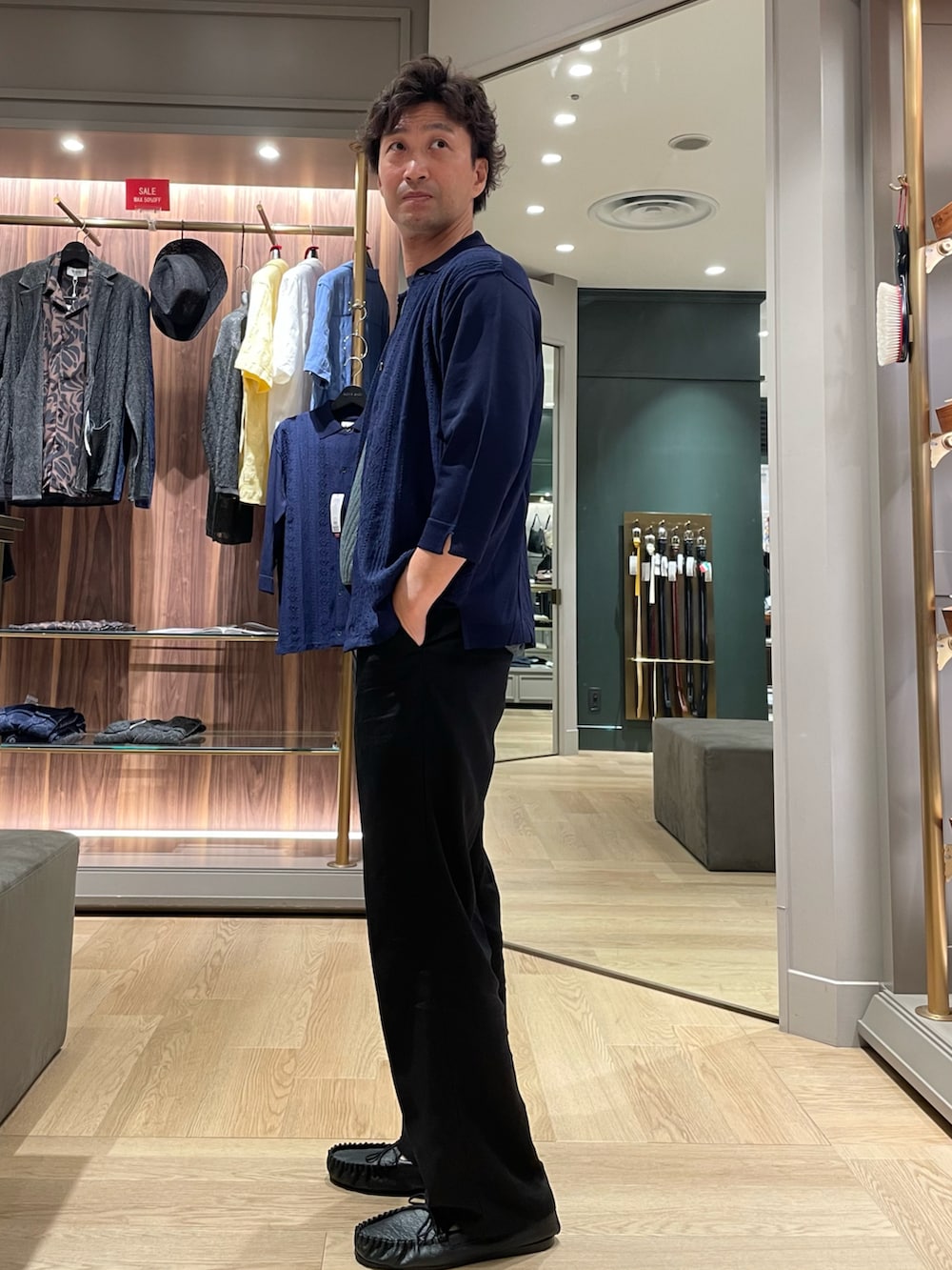 ブラック系のその他パンツ、ブラック系のモカシン/デッキシューズ、グリーン系のTシャツ/カットソーを着用したメンズの夏コーディネートの3枚目の写真