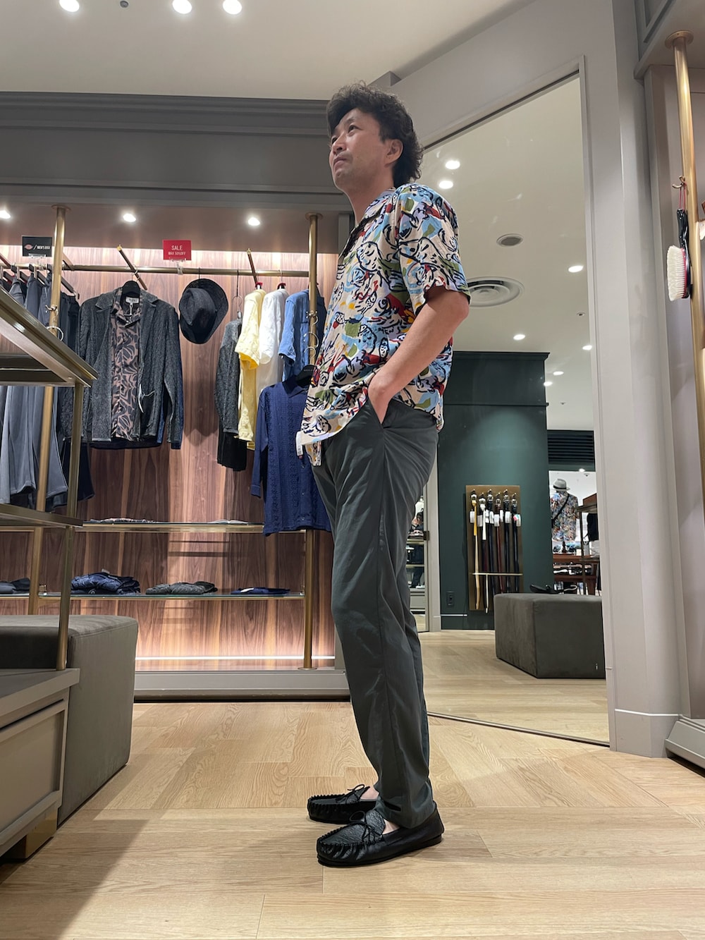 ベージュ系のシャツ/ブラウス、グレー系のパンツを着用したメンズの夏コーディネートの3枚目の写真