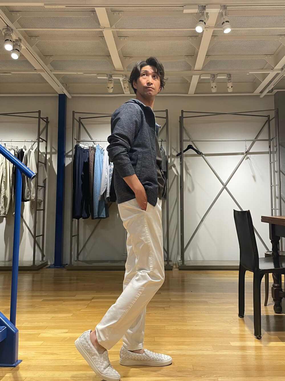 ブルー系のパーカー、グリーン系のその他パンツを着用したメンズの春コーディネートの2枚目の写真