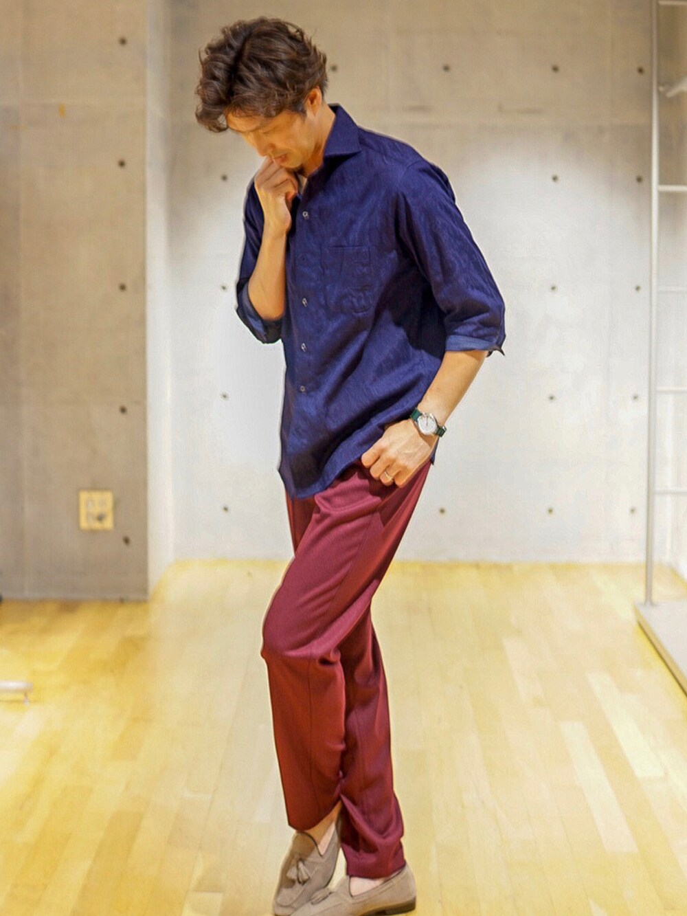 ブルー系のシャツ/ブラウス、レッド系のスラックスを着用したメンズの夏コーディネートの2枚目の写真