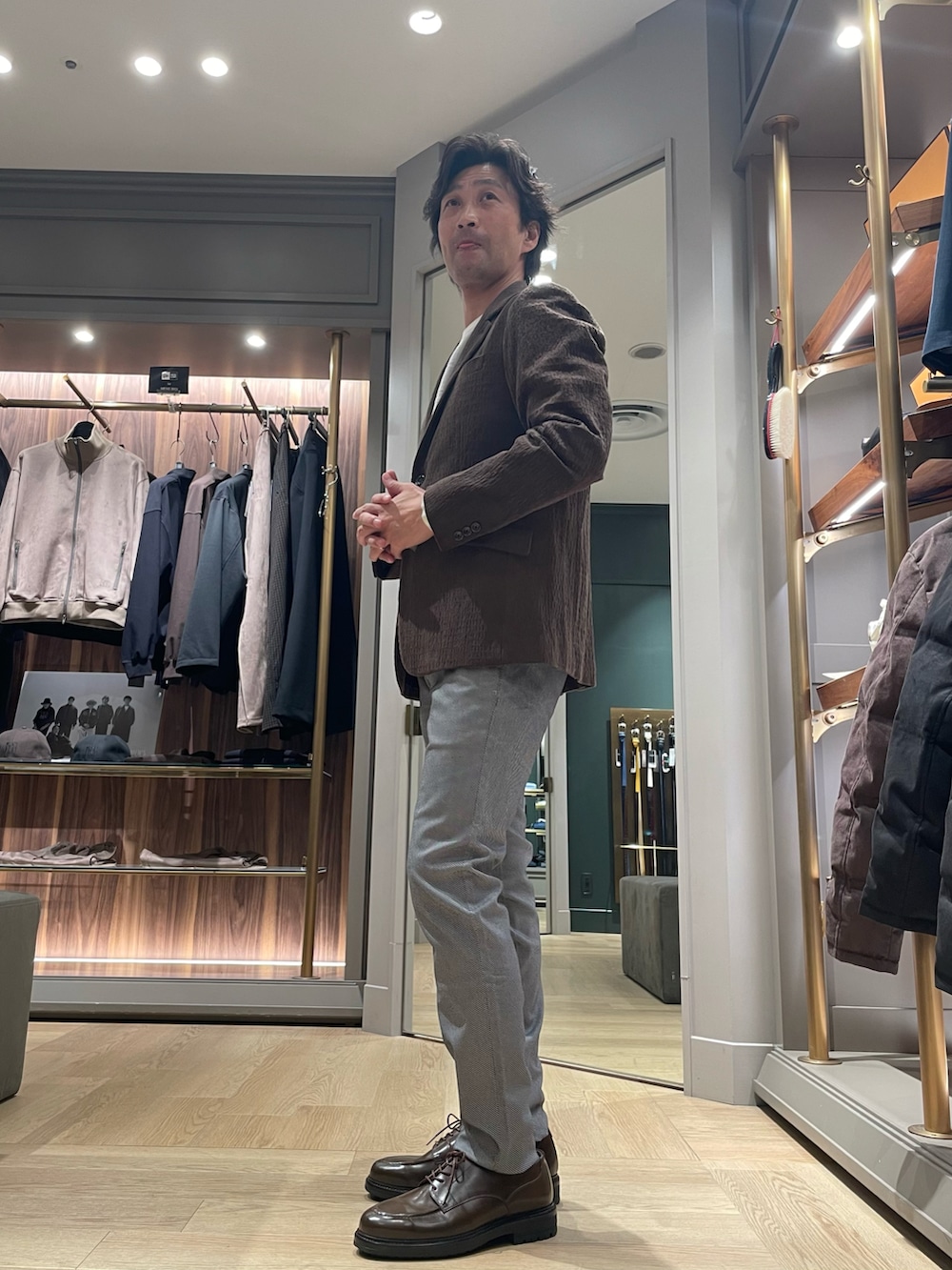 ブラウン系のドレスシューズ、ブラウン系のテーラードジャケット、グレー系のその他パンツを着用したメンズの冬コーディネートの2枚目の写真