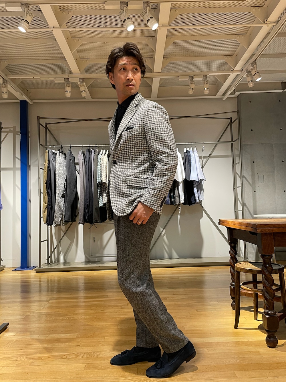 ホワイト系のテーラードジャケット、グレー系のスラックス、グレー系のシャツ/ブラウスを着用したメンズの秋コーディネートの2枚目の写真