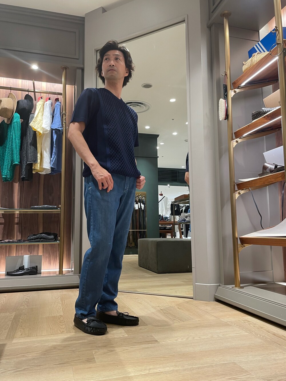 ブルー系のTシャツ/カットソー、ブルー系のデニムパンツ、ブラック系のモカシン/デッキシューズを着用したメンズの夏コーディネートの4枚目の写真