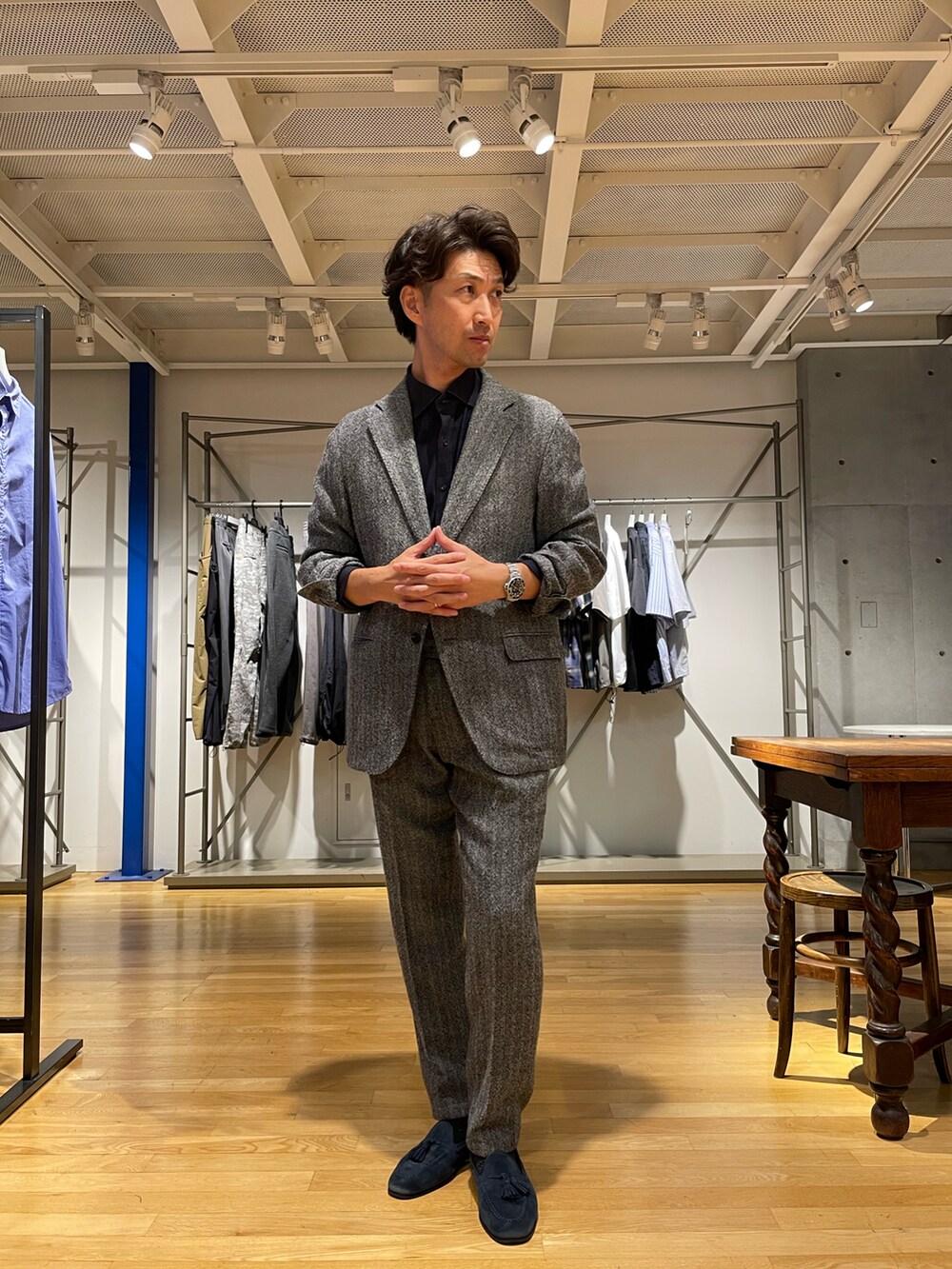 グレー系のその他アウター、グレー系のスラックス、ベージュ系のシャツ/ブラウスを着用したメンズの秋コーディネートの2枚目の写真