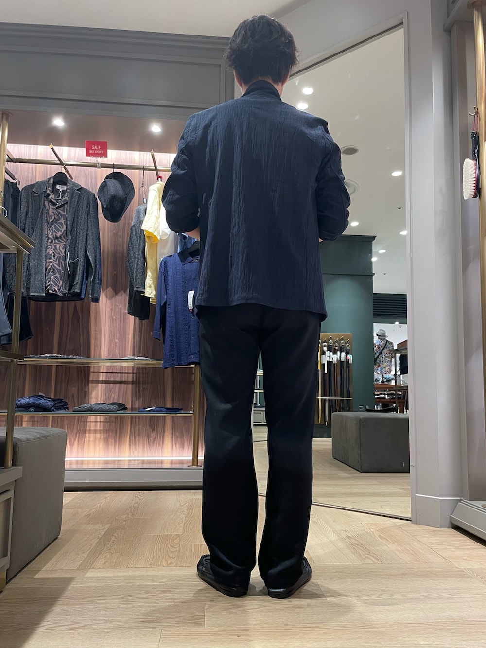 ブルー系のカーディガン/ボレロ、ブラック系のその他パンツ、ブラック系のモカシン/デッキシューズを着用したメンズの夏コーディネートの2枚目の写真
