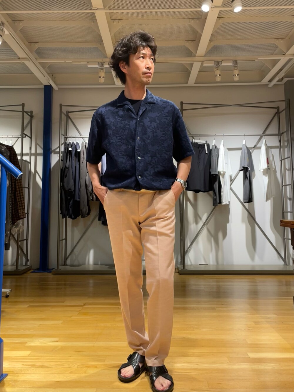 ブラック系のサンダル、ピンク系のスラックス、ブルー系のシャツ/ブラウスを着用したメンズの夏コーディネートの2枚目の写真