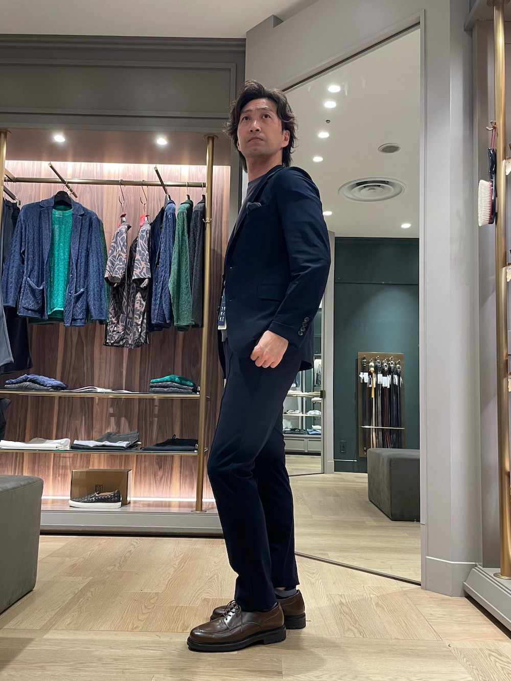 ブラウン系のドレスシューズ、ブルー系のテーラードジャケット、ブルー系のその他パンツを着用したメンズの春コーディネートの2枚目の写真