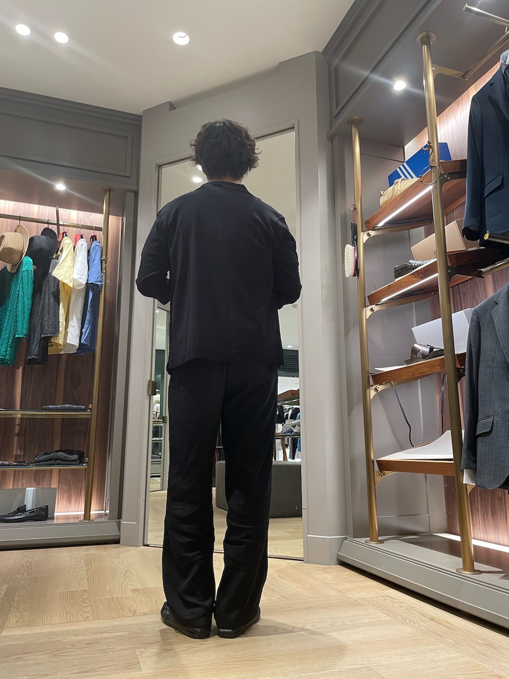 ブラック系のTシャツ/カットソー、ブラック系のその他パンツ、ブラック系のモカシン/デッキシューズを着用したメンズの夏コーディネートの3枚目の写真