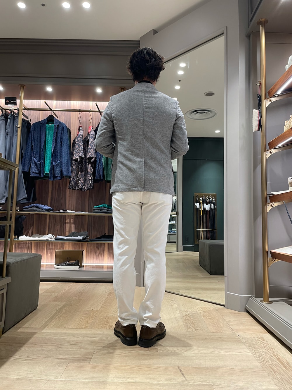 グレー系のテーラードジャケット、ホワイト系のその他パンツ、ブラウン系のドレスシューズを着用したメンズの春コーディネートの4枚目の写真