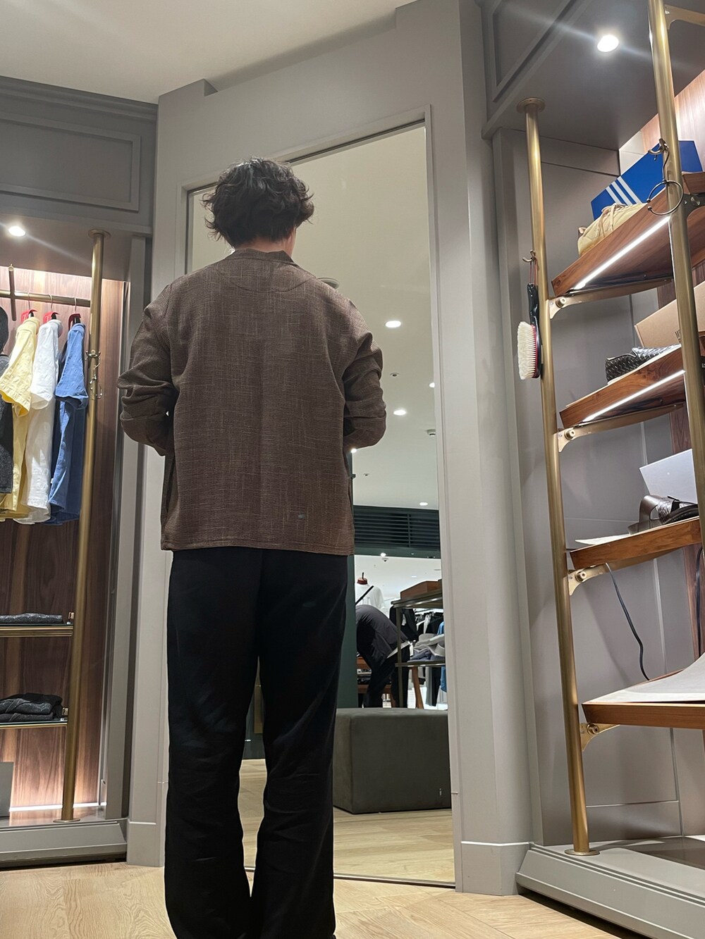 ブラウン系のカーディガン/ボレロ、ブルー系のその他パンツ、ブラック系のモカシン/デッキシューズを着用したメンズの夏コーディネートの3枚目の写真