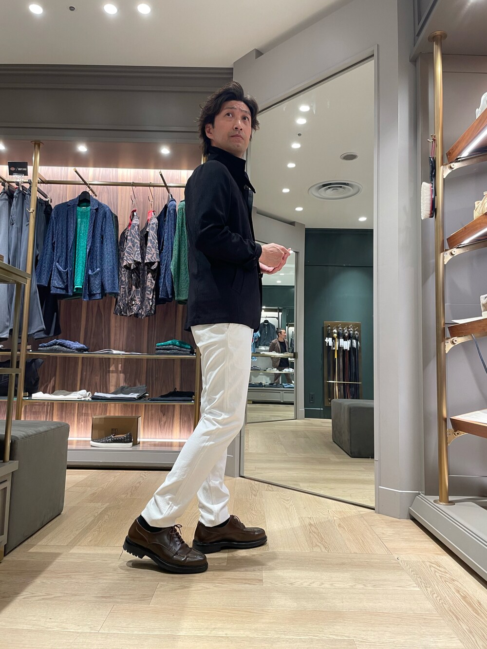 ホワイト系のその他パンツ、ブラウン系のドレスシューズ、ブラック系のブルゾンを着用したメンズの春コーディネートの2枚目の写真