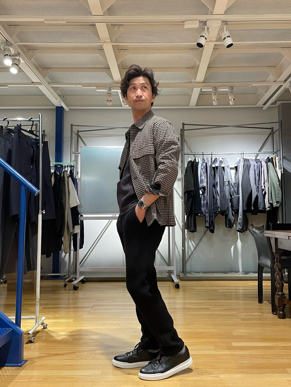 ブラウン系のブルゾン、グレー系のTシャツ/カットソー、ブラック系のその他パンツを着用したメンズの冬コーディネートの2枚目の写真