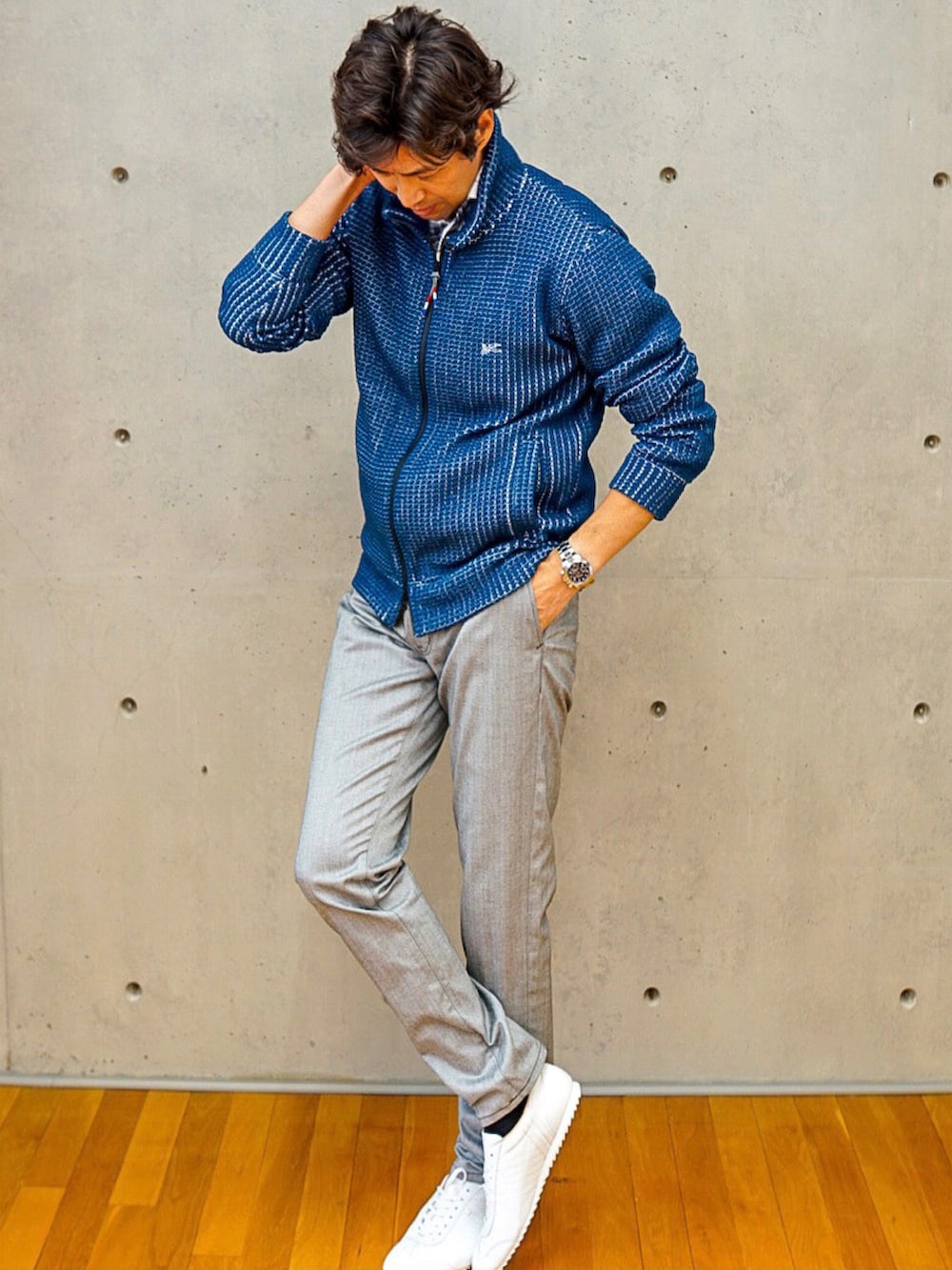 グレー系のその他パンツ、その他のシャツ/ブラウス、ブルー系のパーカーを着用したメンズの夏コーディネートの2枚目の写真