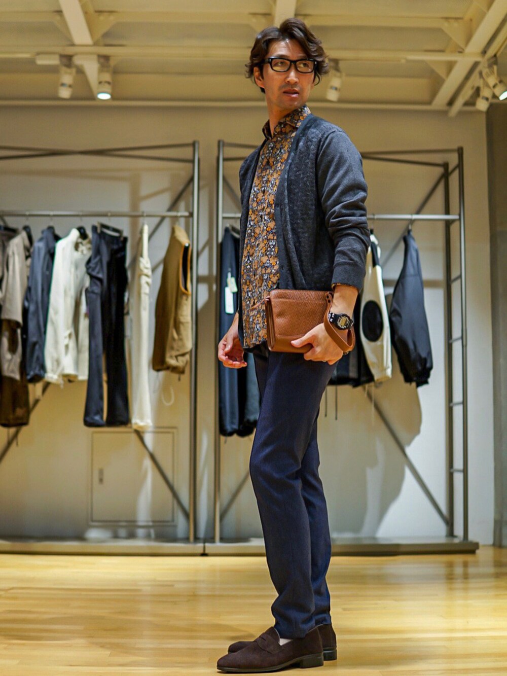 グレー系のカーディガン/ボレロ、その他のシャツ/ブラウス、イエロー系のクラッチバッグを着用したメンズの秋コーディネートの2枚目の写真