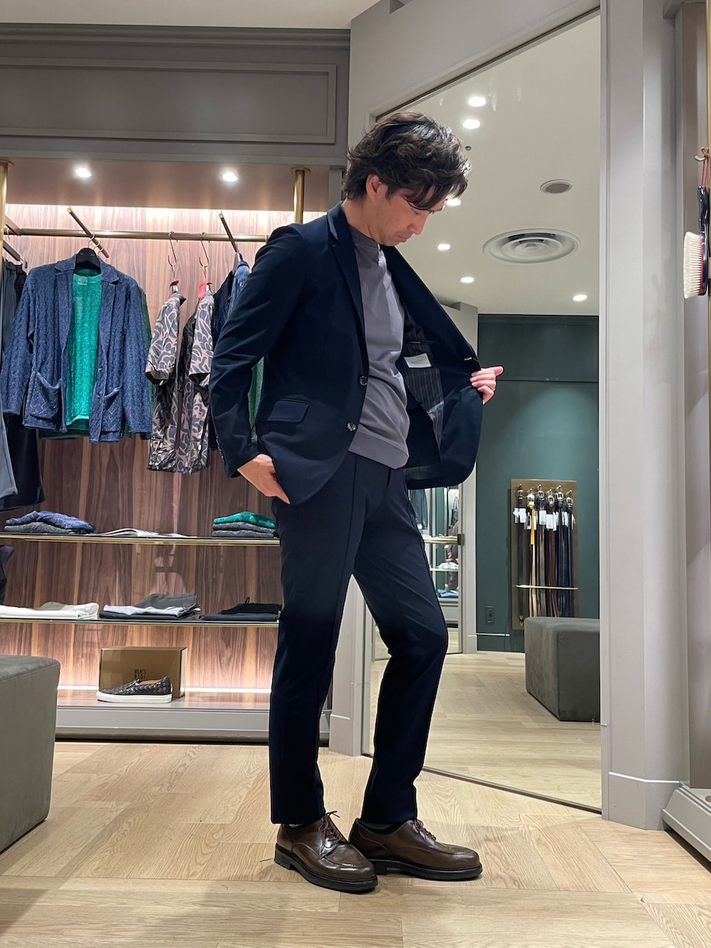 ブラウン系のドレスシューズ、ブルー系のテーラードジャケット、ブルー系のその他パンツを着用したメンズの春コーディネートの3枚目の写真