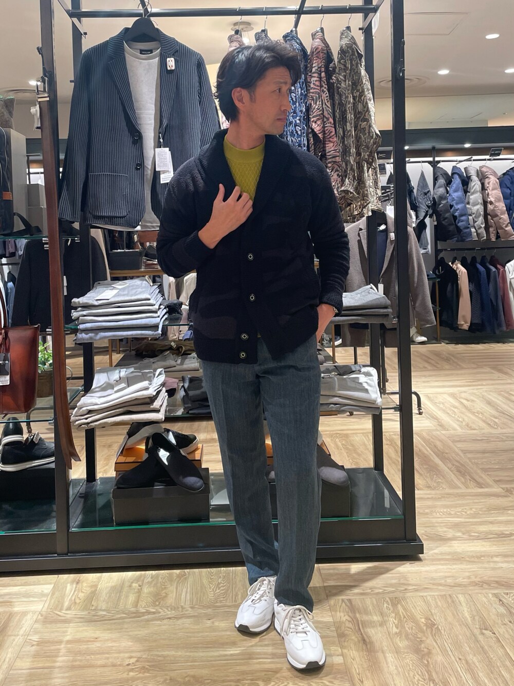 ブラック系のカーディガン/ボレロ、ブルー系のスラックスを着用したメンズの秋コーディネートの2枚目の写真