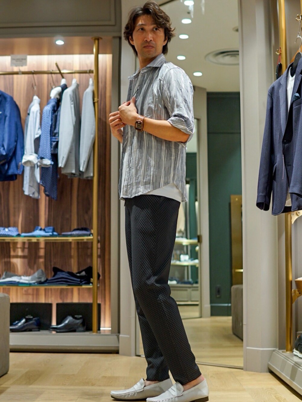 ブルー系のシャツ/ブラウス、ブルー系のその他パンツを着用したメンズの夏コーディネートの2枚目の写真