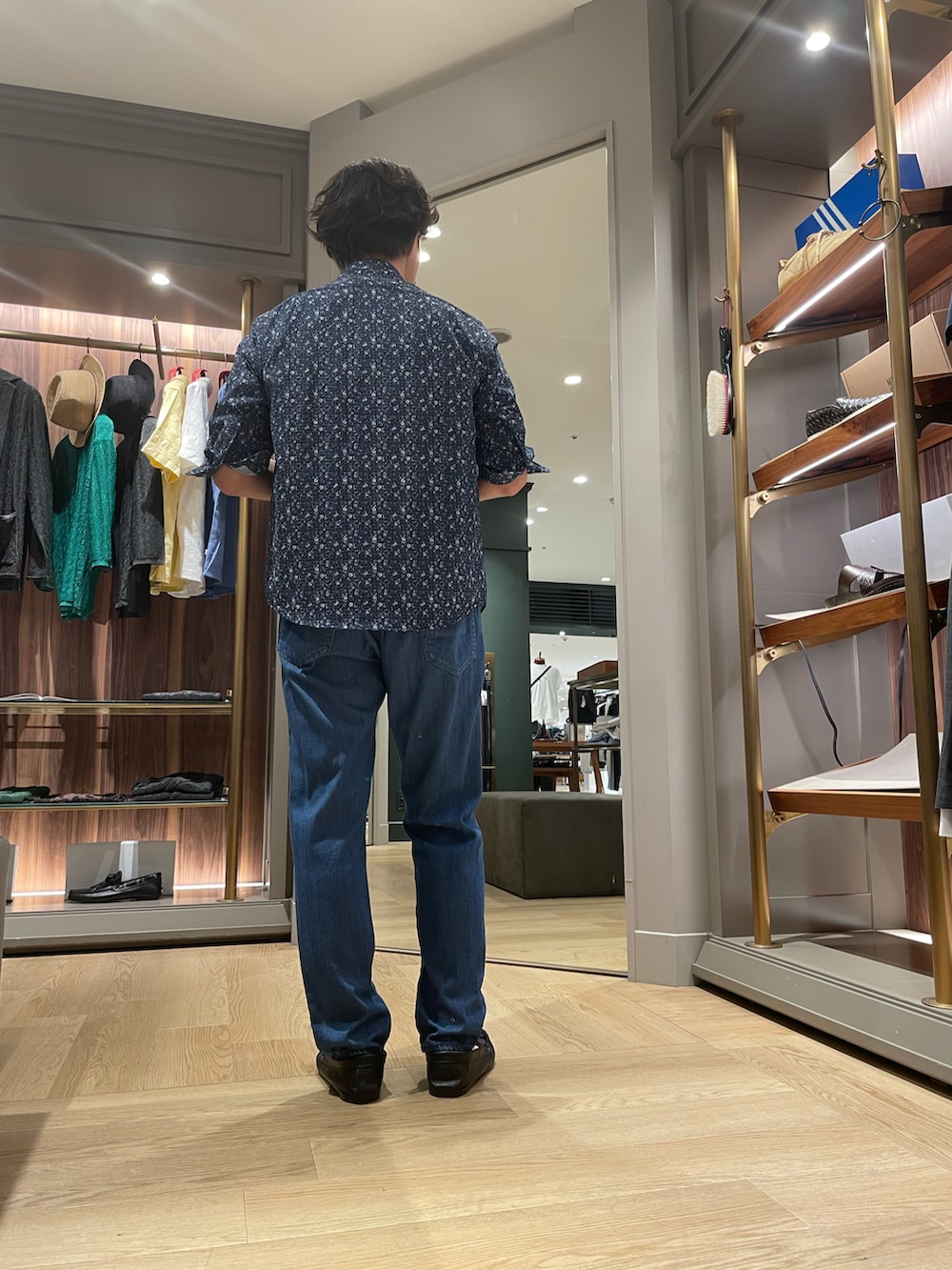 ブルー系のシャツ/ブラウス、ブルー系のデニムパンツ、ブラック系のモカシン/デッキシューズを着用したメンズの夏コーディネートの3枚目の写真