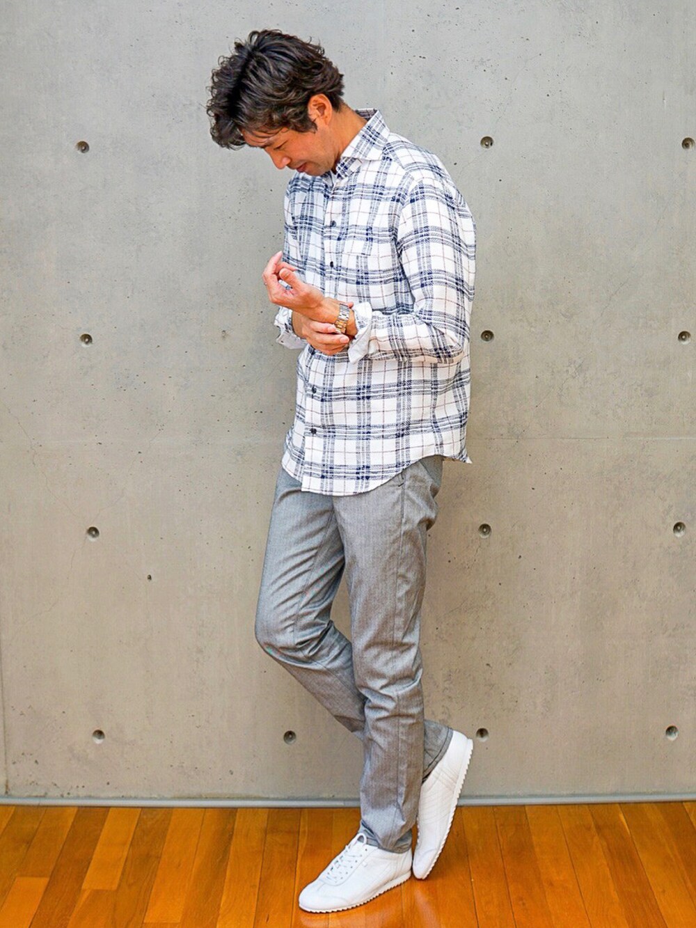 その他のシャツ/ブラウス、グレー系のその他パンツを着用したメンズの夏コーディネートの2枚目の写真