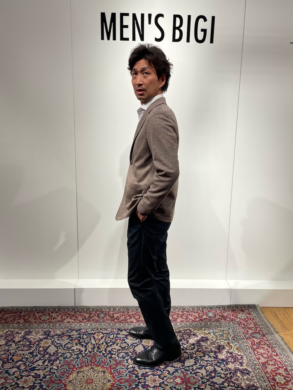 ベージュ系のテーラードジャケット、ブラック系のスラックス、ホワイト系のシャツ/ブラウスを着用したメンズの春コーディネートの3枚目の写真